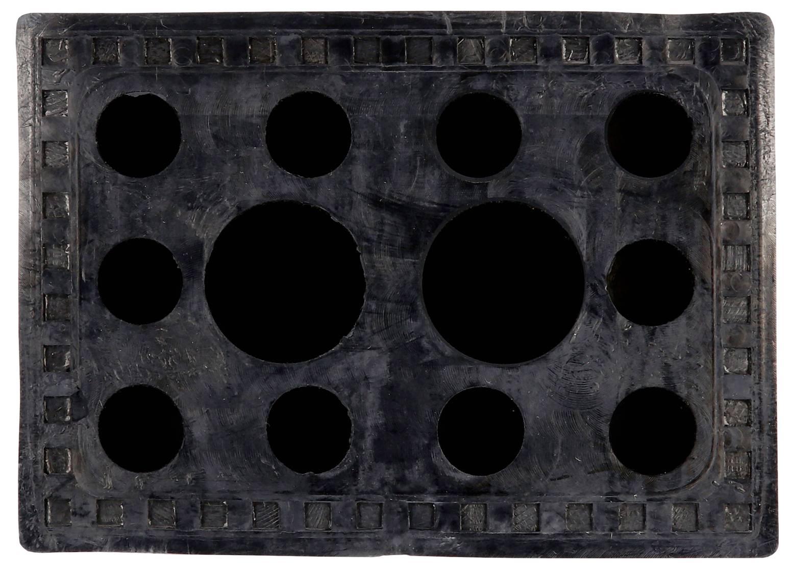 Plaque rectangulaire noire percée de plusieurs trous ronds de différentes tailles selon un motif symétrique.