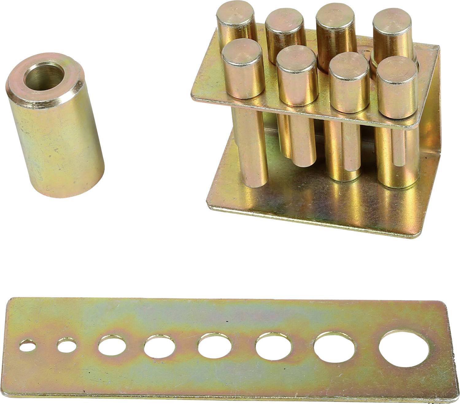 Pièces métalliques de différentes formes : un tube cylindrique, une pièce rectangulaire en métal avec des trous et un support avec des broches.