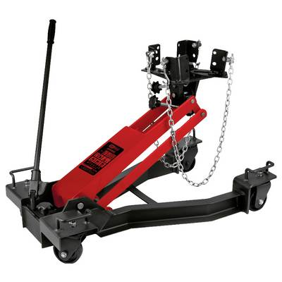Un levier de transmission avec un bras de levier rouge et un cadre noir sur des roulettes. Une chaîne de fixation. Utilisé pour les réparations automobiles.