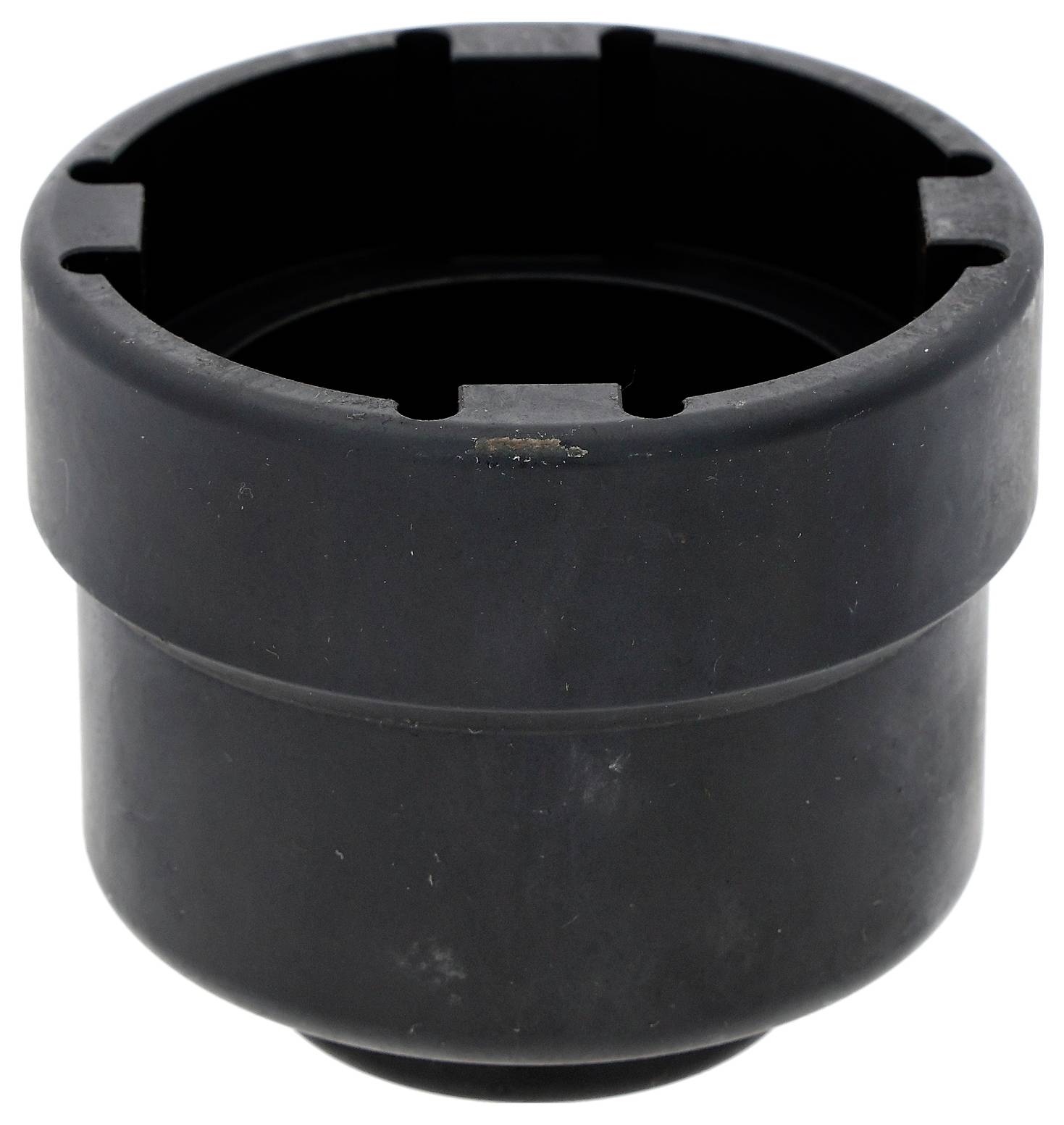 Gobelet ou capuchon cylindrique en plastique noir avec bordure dentelée, présenté isolé sur fond blanc.