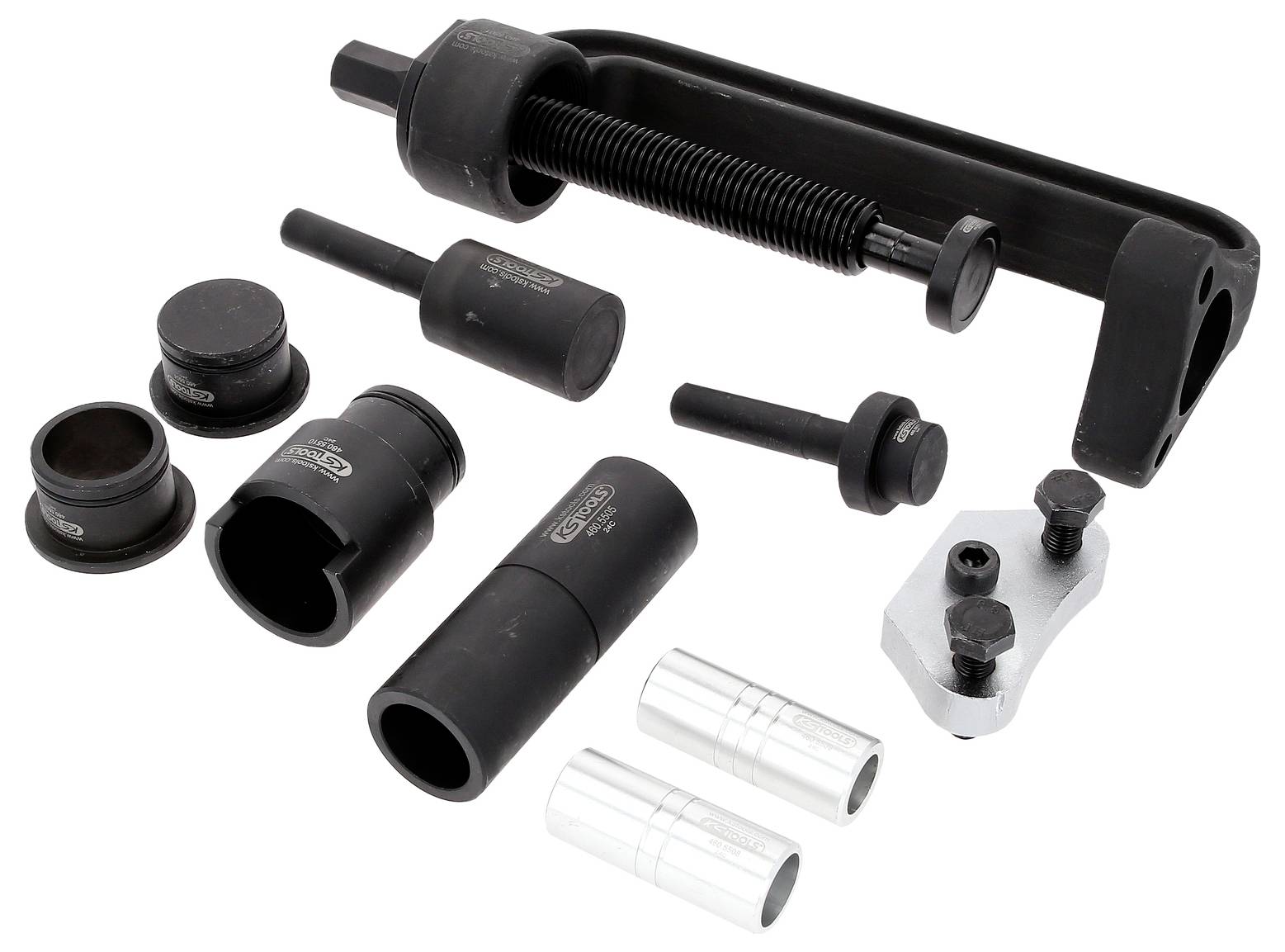 Trousse d'outils comprenant différentes pièces métalliques : une broche, un adaptateur et des manchons. Utilisée pour les réparations de freins automobiles.
