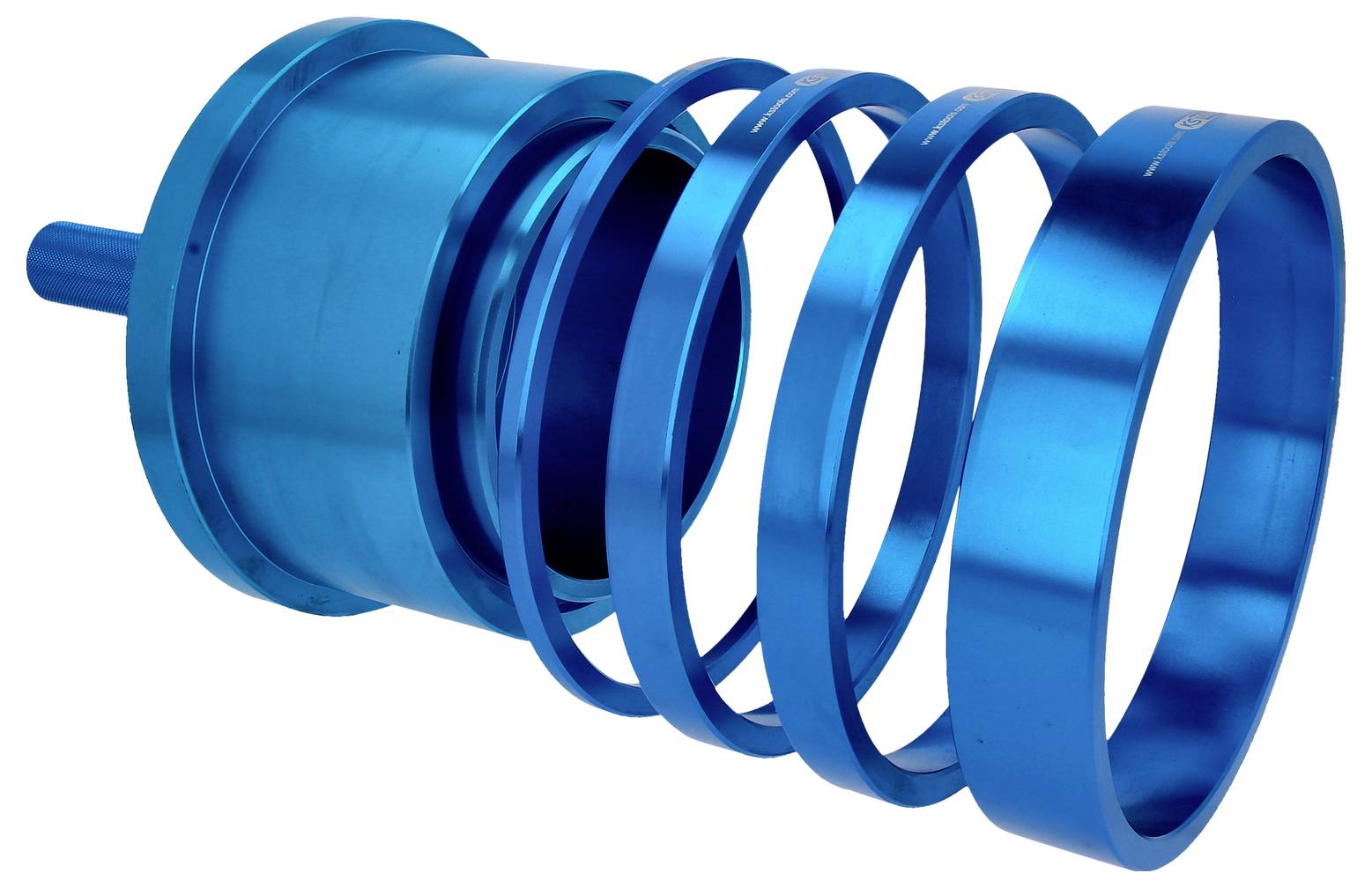 Une pièce métallique bleue en forme de spirale, dont les anneaux deviennent de plus en plus grands.