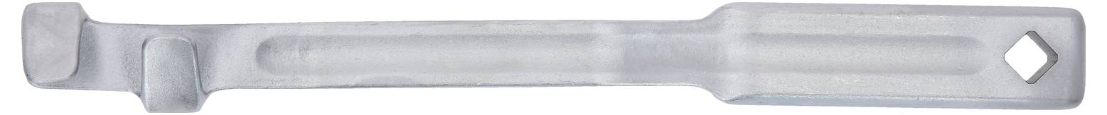 Un outil de levier en argent avec deux extrémités différentes ; l'une avec une pointe aplatie, l'autre avec un trou rectangulaire.