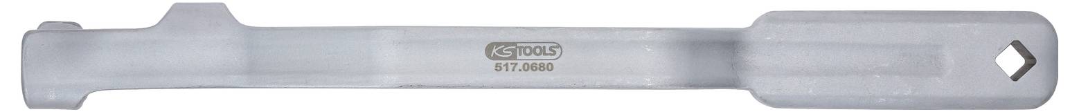 Clé métallique avec des extrémités biseautées et un trou sur un côté. 'KTC KS06' est gravé sur la surface.