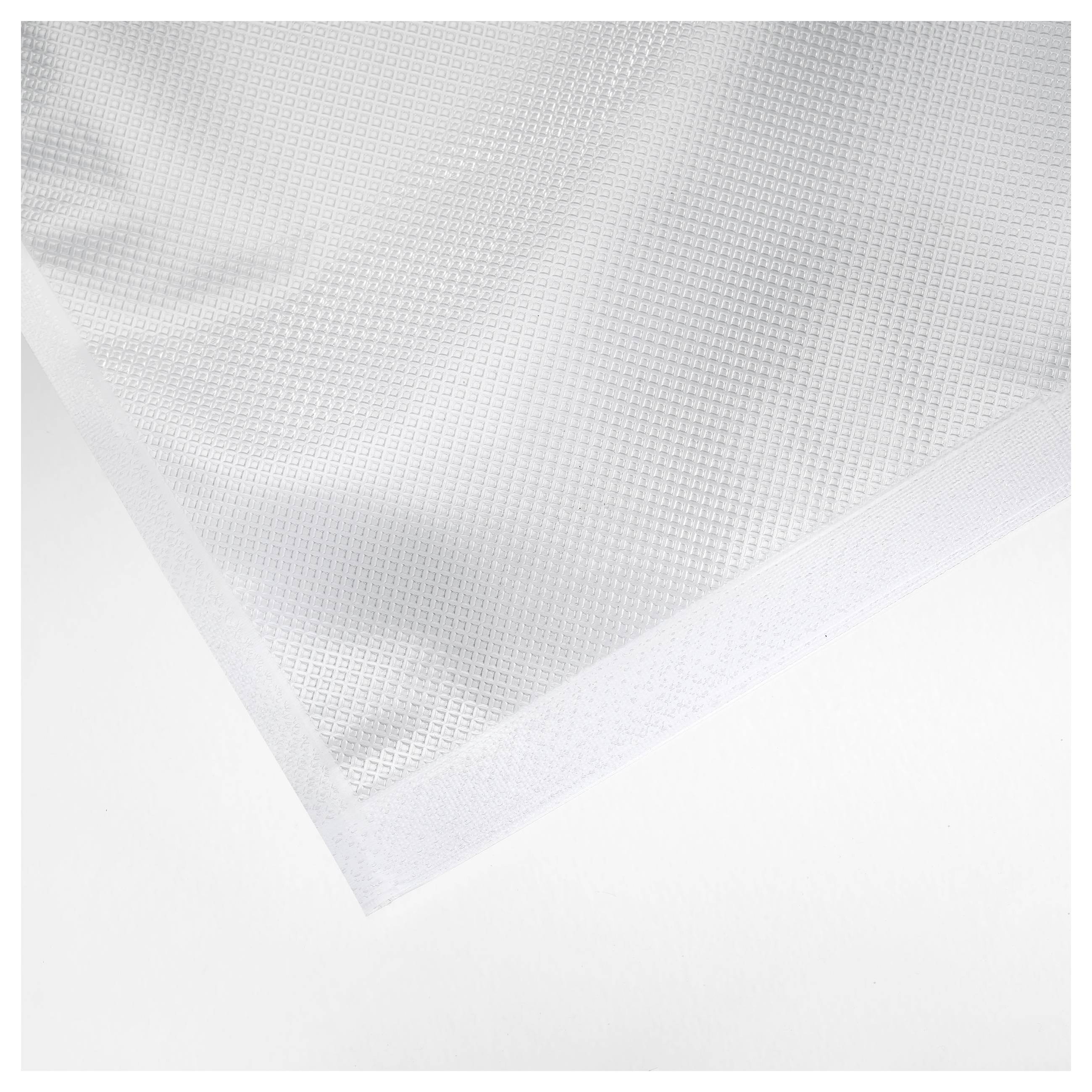Un tissu blanc structuré, disposé en diagonale dans l'image. Il présente une texture uniforme et quadrillée sur sa surface.