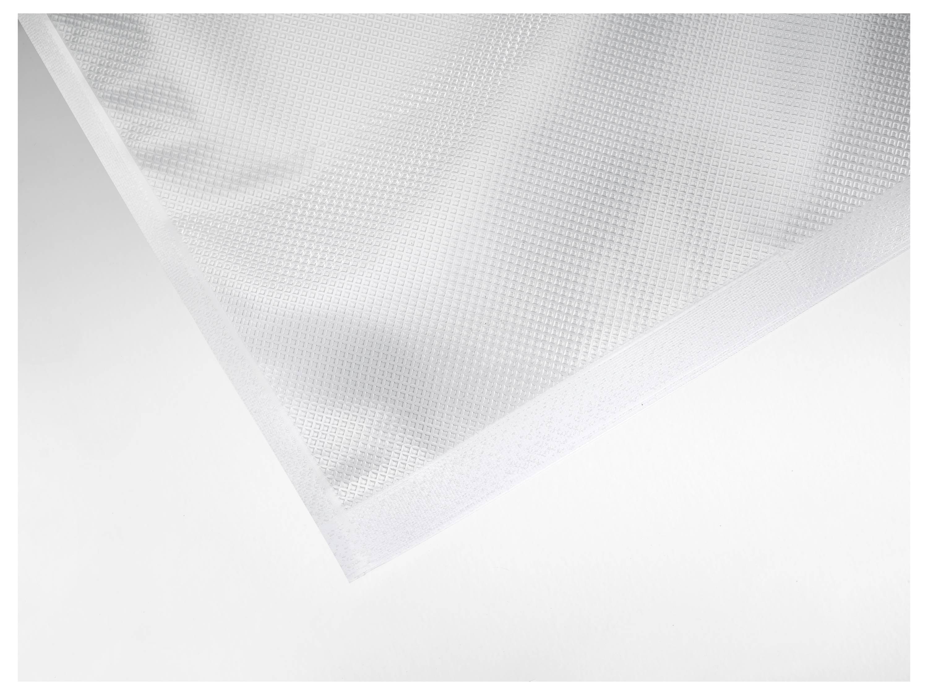 Coin d'un matériau plastique blanc et structuré sur un fond clair, montrant les détails de sa texture entrecroisée.