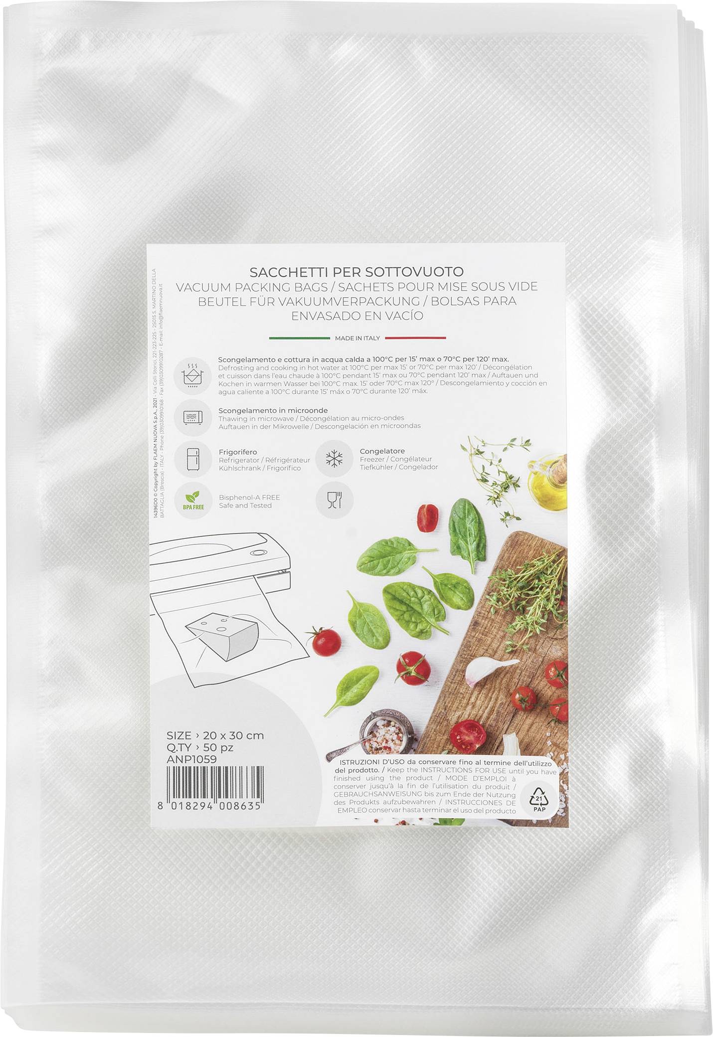 Sachets de conditionnement pour mise sous vide, illustrés avec des ingrédients frais tels que des tomates et du basilic, dans un décor comprenant une planche à découper.