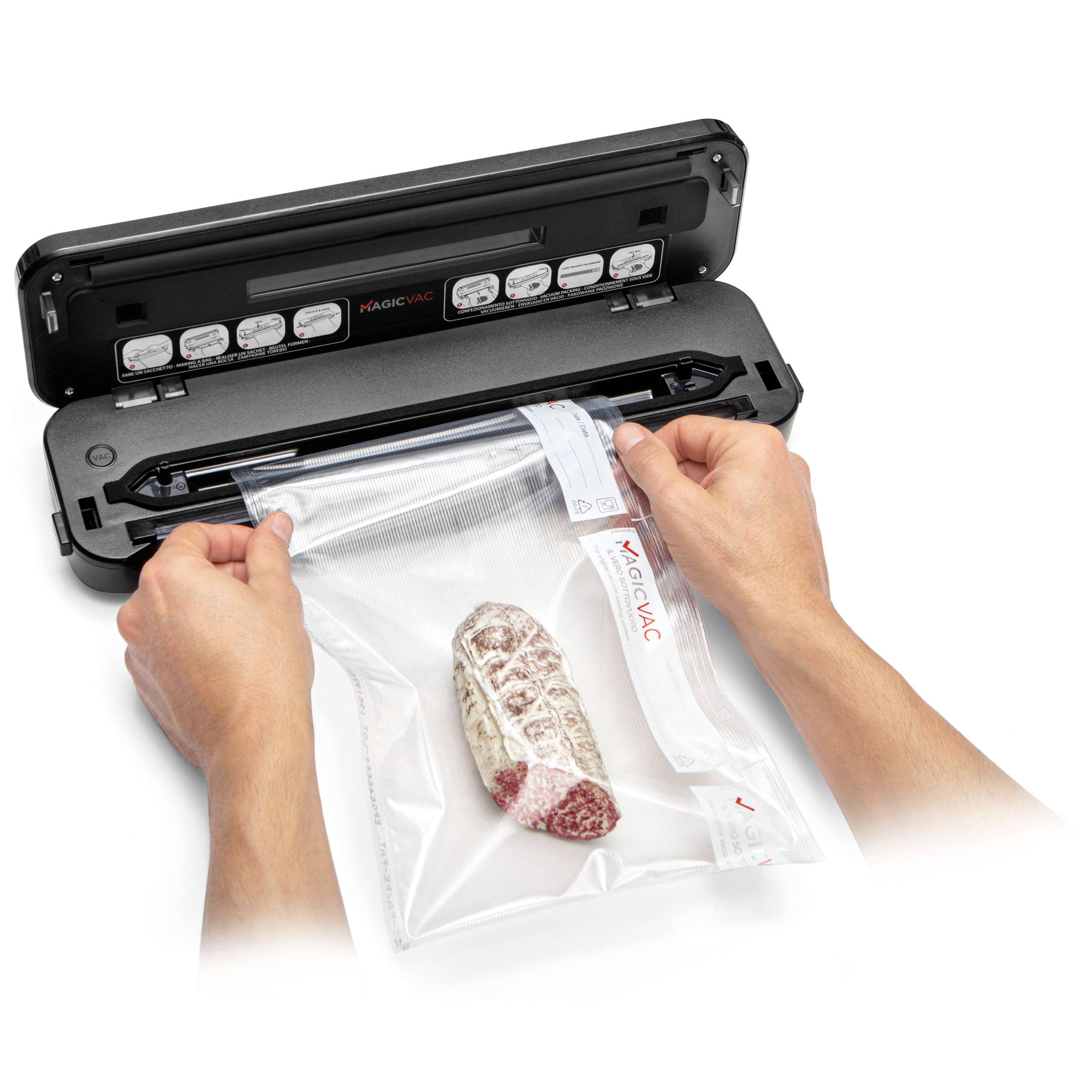 Un appareil de mise sous vide scelle un sac en plastique contenant un morceau de viande.