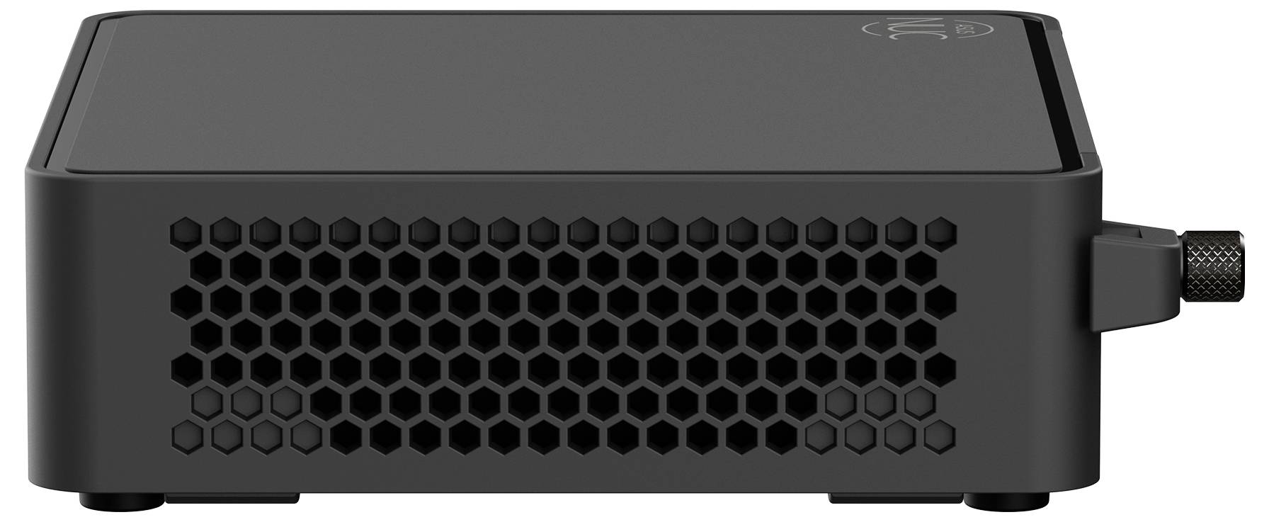 Un mini-PC noir avec une grille de ventilation en nid d'abeille sur le côté et une fiche branchée.