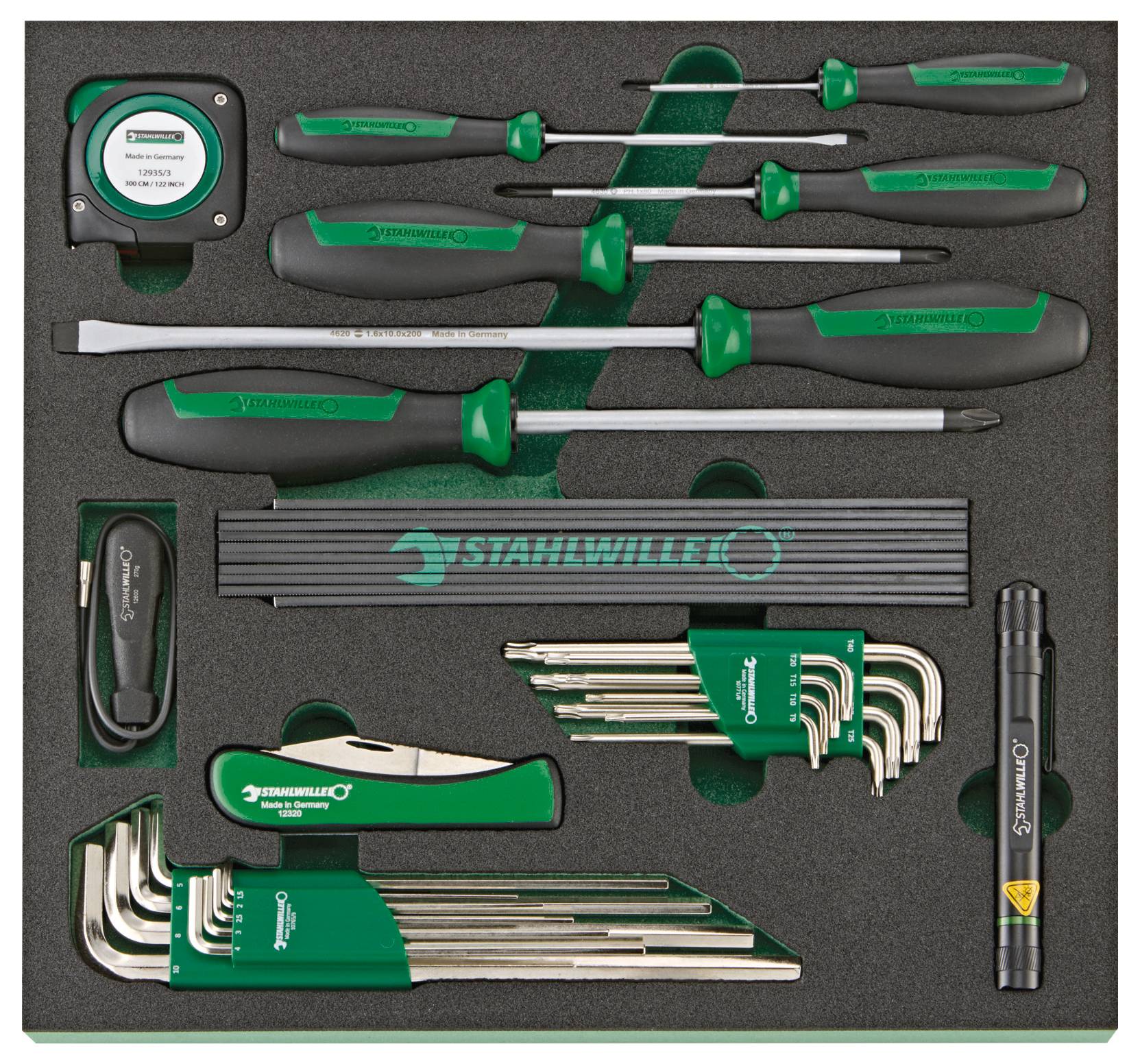 Un ensemble d'outils comprenant des tournevis, des clés Allen, un mètre ruban et un stylo. Principalement dans des tons de noir et de vert.