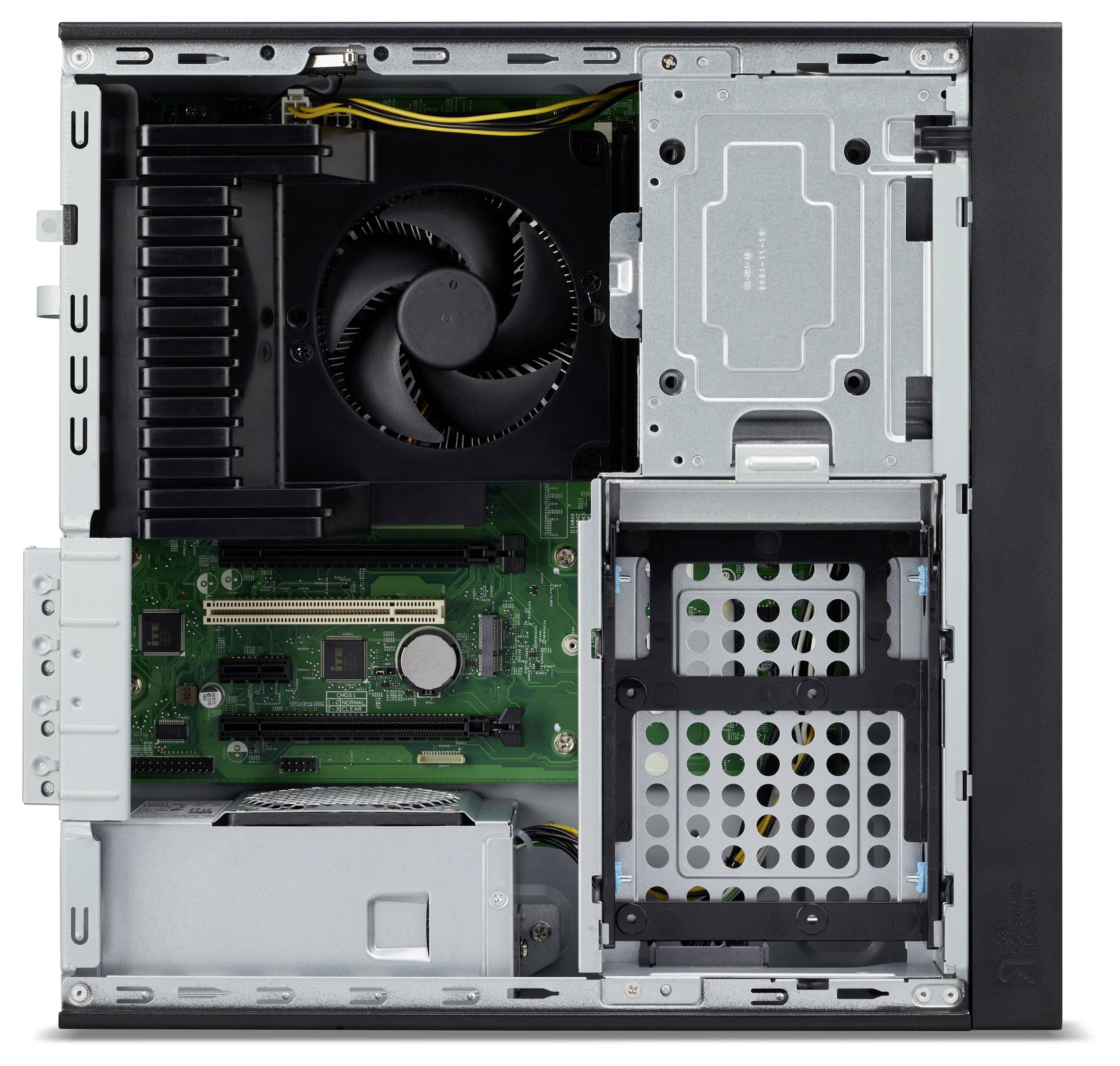 Boîtier d'ordinateur ouvert avec ventilateur visible, carte mère, emplacements de disque dur et alimentation électrique. Composants disposés de manière structurée.