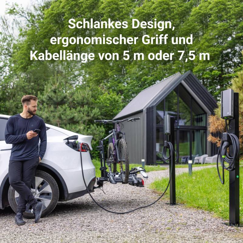 Un homme charge un véhicule électrique à une borne de recharge avec un vélo fixé à la voiture. Texte : Design élancé, poignée ergonomique et longueur de câble de 5 m ou 7,5 m.