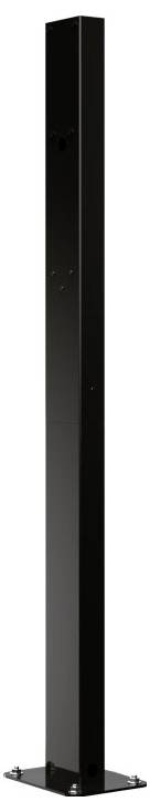 Poteau en métal noir, carré, avec base plate et trous de fixation. Adapté comme support pour panneaux ou éclairage.