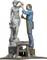 Un sculpteur miniaturiste travaille sur une statue féminine posée sur un socle. L'artiste porte des vêtements bleus et un tablier vert.