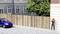 Un modèle d'un quartier avec une miniature de voiture et une figurine sur une rue pavée, avec un arbre à côté.