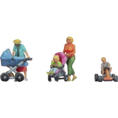 Deux adultes accompagnés de jeunes enfants : Une personne pousse une poussette, une autre pousse une poussette canne. Un enfant est assis sur un petit véhicule à pédales.