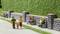 Une miniature représentant un parc. Au premier plan, une famille se promène avec un jeune enfant ; à l'arrière-plan, des personnes sont assises sur des bancs.