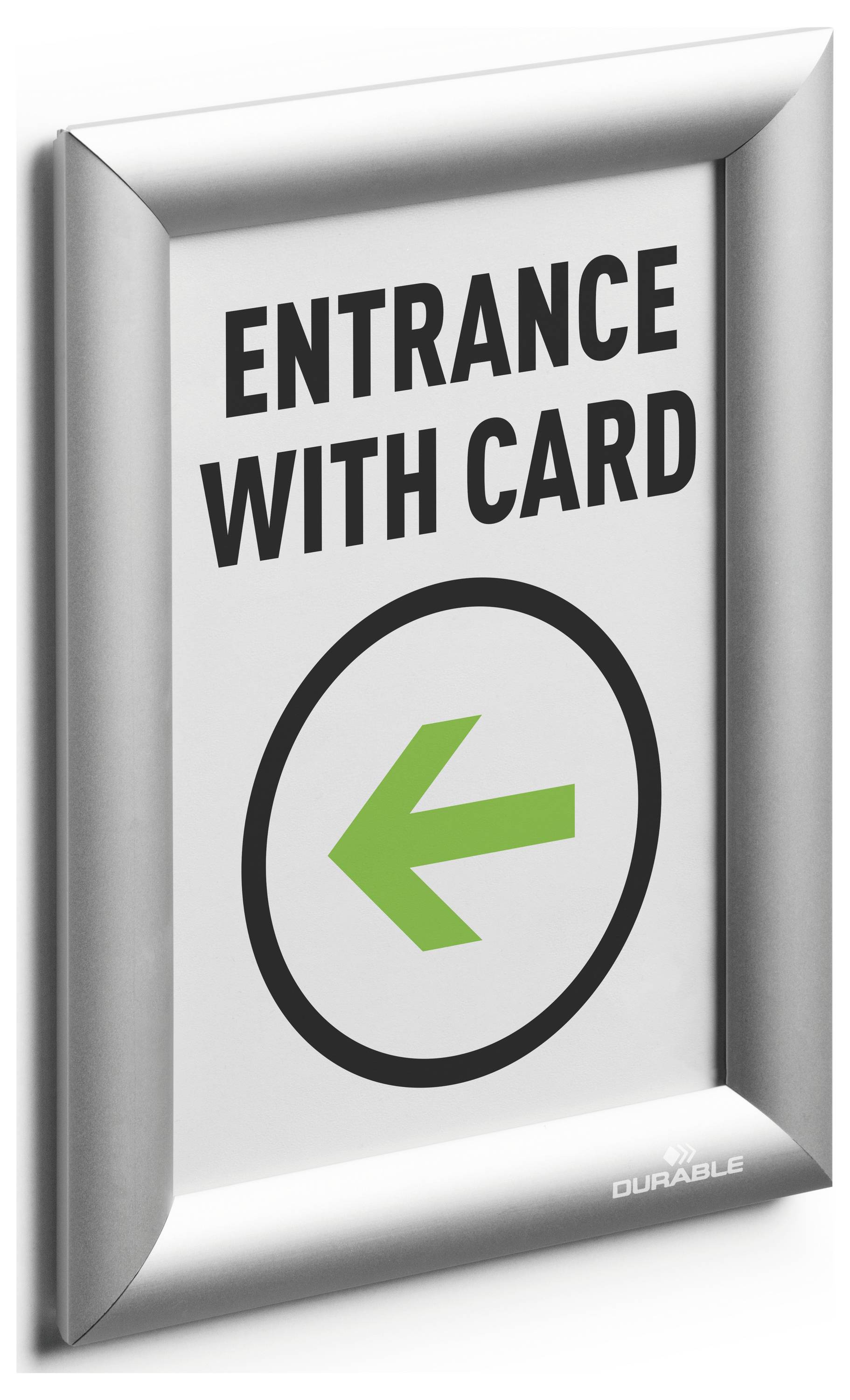 Une pancarte portant l'inscription 'ENTRÉE AVEC CARTE' et une flèche verte pointant vers la gauche. Indique que l'accès se fait au moyen d'une carte.