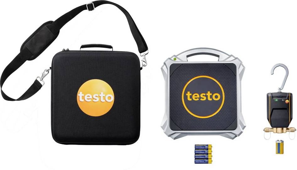 Sac de transport avec logo 'testo', à côté d'une balance numérique avec clip de suspension et piles. Adapté pour des tâches de mesure précises.