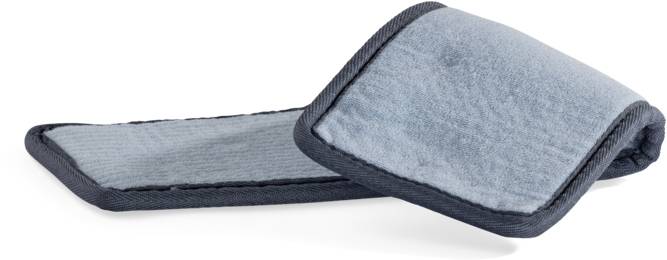 Un coussin bleu rectangulaire aux bords foncés repose sur une surface blanche.