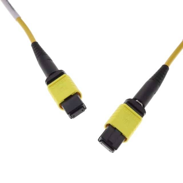 Deux connecteurs de câble à fibre optique jaunes sur un fond blanc, affichés débranchés et orientés vers l'intérieur.