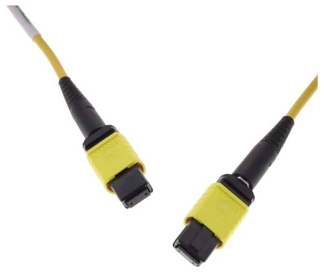 Gros plan de deux connecteurs de câble à fibre optique jaunes et noirs sur fond blanc.