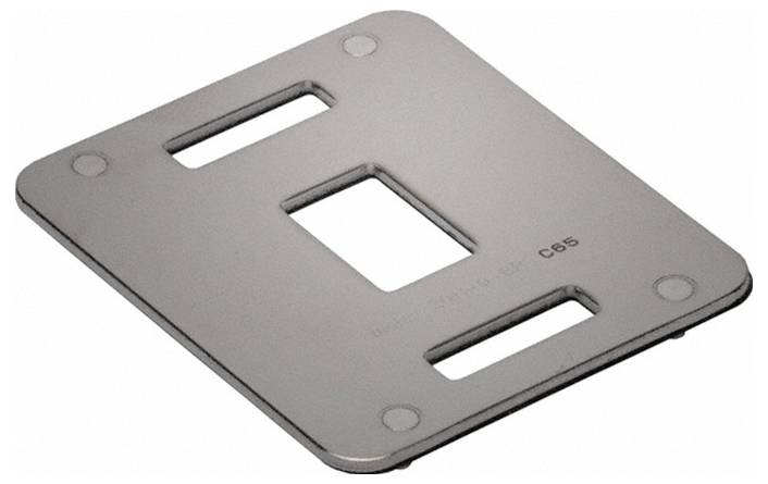 Une plaque de montage en métal avec trois découpes rectangulaires pour fixer ou aligner les composants matériels, vue sous un angle.