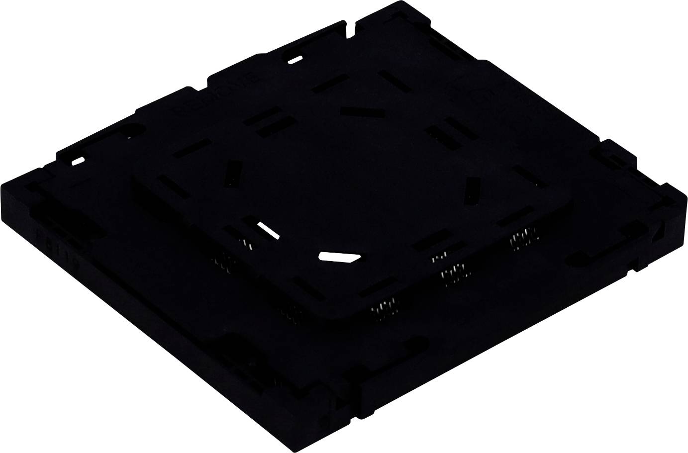 « Support de fixation en plastique noir pour l'installation du processeur, avec des zones découpées et des encoches d'alignement pour un montage sécurisé sur une carte mère d'ordinateur. »