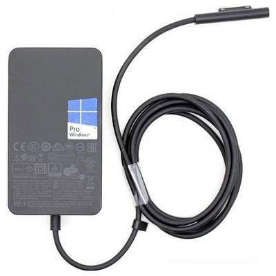 Bloc d'alimentation pour appareil Windows avec câble et fiche. Sur le bloc d'alimentation est inscrit 'Pro Windows'.