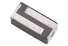 Un circuit électronique rectangulaire avec des surfaces de contact métalliques sur le dessus, utilisé pour des circuits électriques.