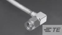 Un adaptateur métallique coudé avec une connexion vissable, affichant le logo 'TE' dans le coin inférieur droit sur un fond gris.