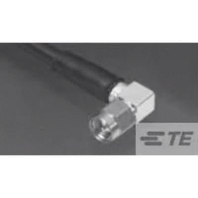 Un connecteur coaxial coudé sur un câble, sur un fond gris, avec un logo de marque en bas à droite.