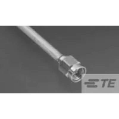 Un câble coaxial avec une fiche connectée, reposant sur un fond gris. Le logo TE est dans le coin.