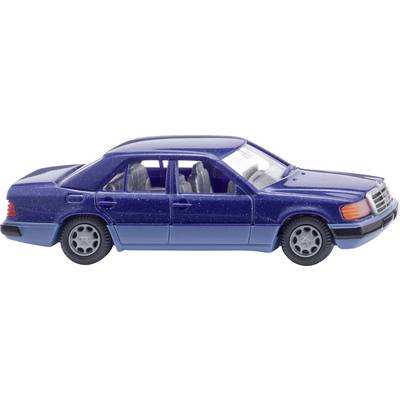 Une voiture miniature bleu foncé, vue de côté. Le modèle dispose de quatre portes et de jantes argentées.