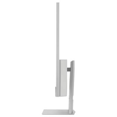 Un regard latéral sur un moniteur fin et moderne sur son support met en valeur sa conception élégante et svelte.