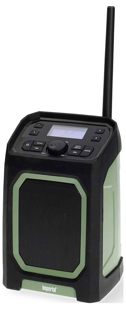 Une radio portable avec un boîtier vert et noir et une antenne. L'écran affiche des informations sur la station, avec des touches de commande disposées au-dessus.