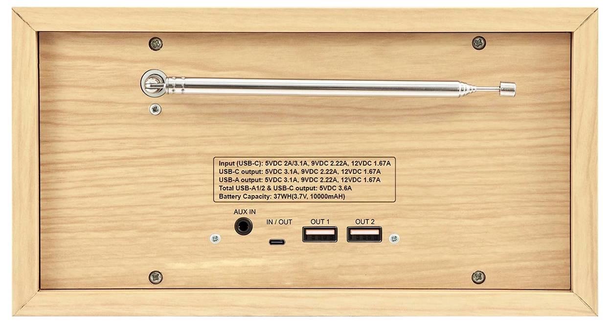 Vue arrière d'un boîtier en bois avec des spécifications techniques imprimées et des ports pour AUX-In, USB, DC-Out et une antenne.
