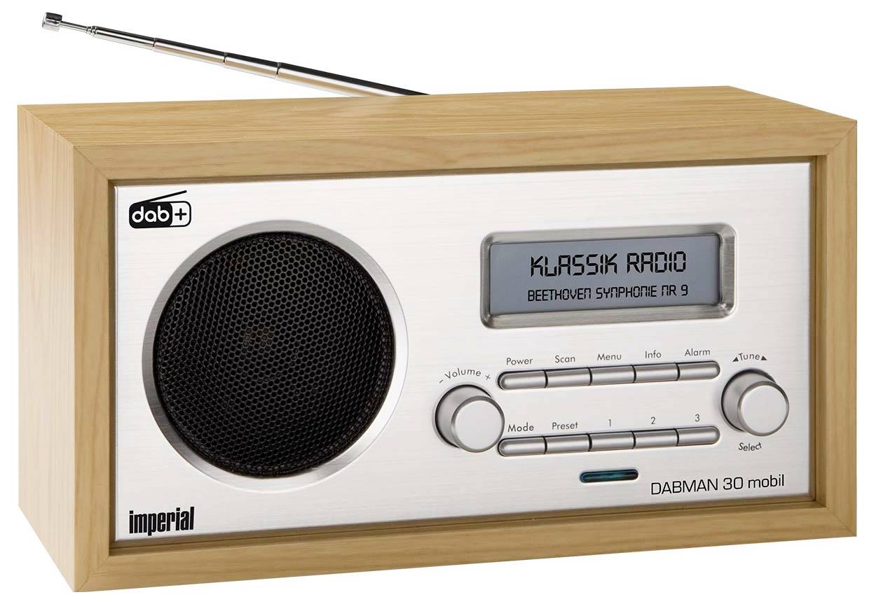 Un poste de radio portable avec un cadre en bois affiche 'KLASSIK RADIO' sur son écran. La station diffuse la 'SYMPHONIE N°9 DE BEETHOVEN'.