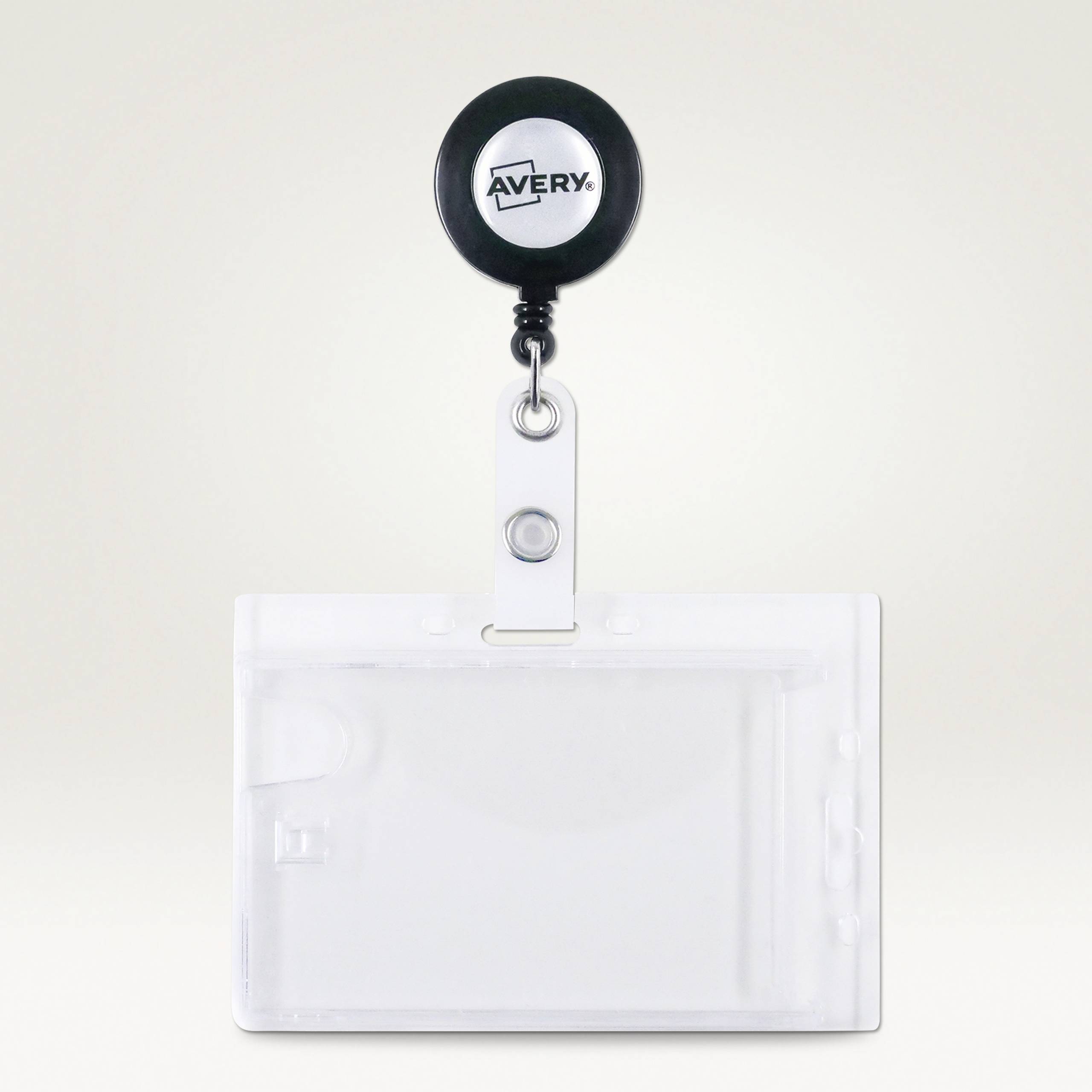Porte-badge avec clip rétractable, idéal pour cartes d'identité ou badges nominatifs, doté d'un enrouleur noir et rond sur lequel est inscrit 'Avery'.