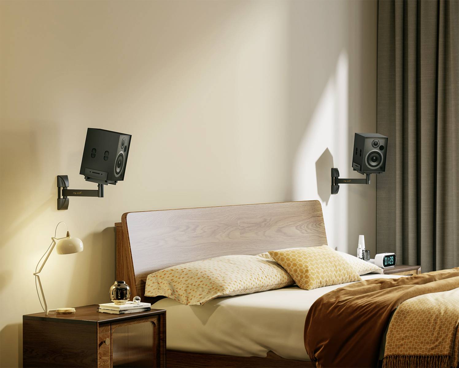 Une chambre à coucher avec un lit en bois, une table de chevet, une lampe et des enceintes murales. Un réveil est posé sur la table de chevet.