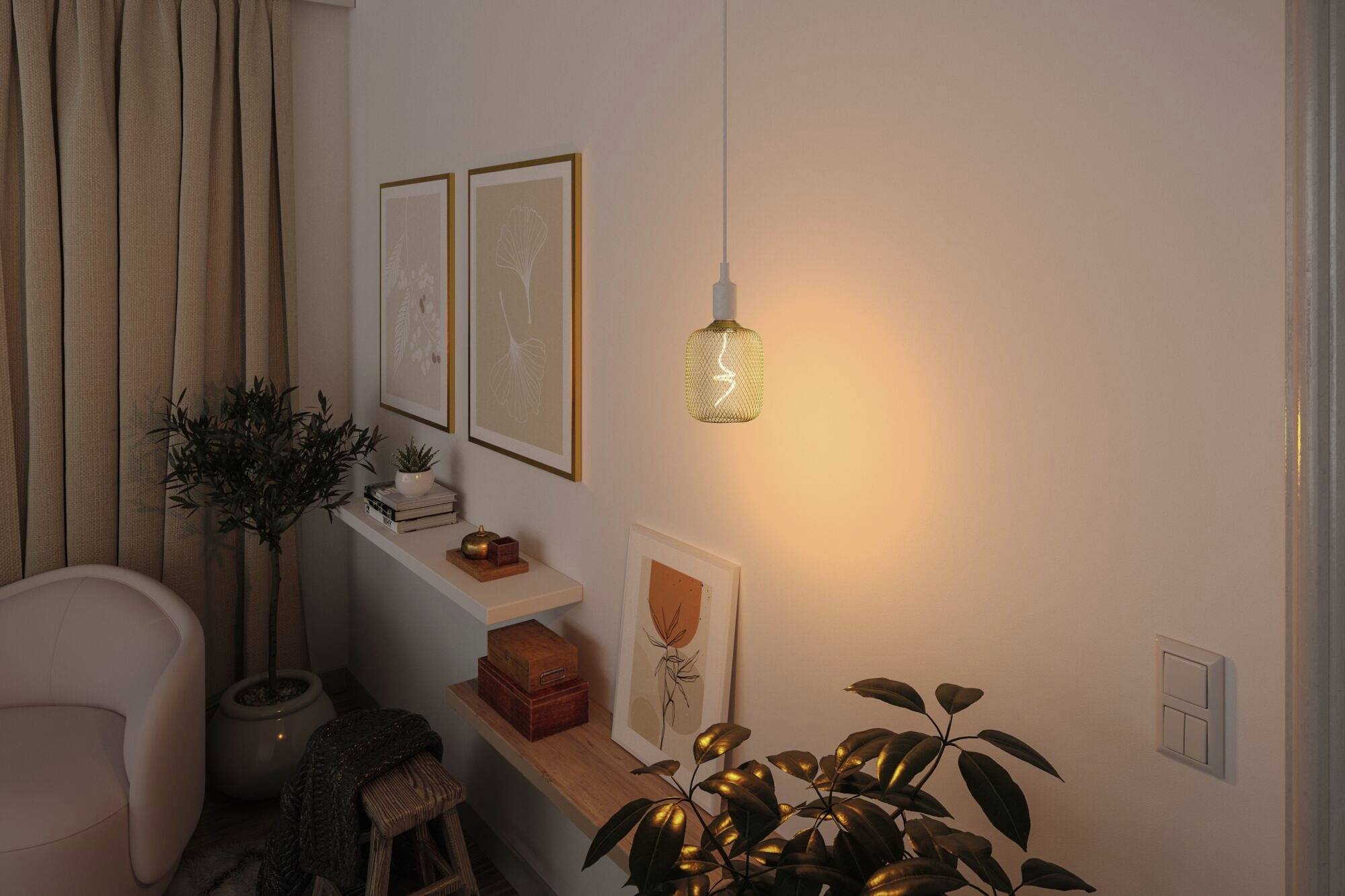 Salon chaleureux avec un éclairage tamisé, une lampe suspendue, des plantes, des œuvres d'art, des étagères et un fauteuil dans le coin.