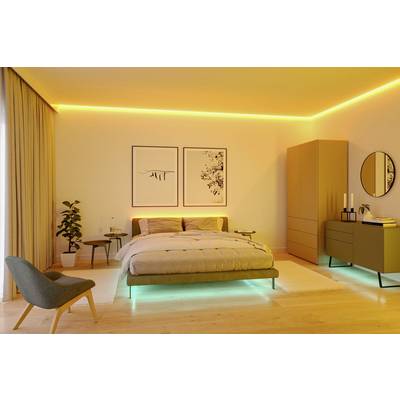 Une chambre moderne avec un lit double, entourée d'un éclairage d'ambiance. Un placard et un fauteuil complètent l'aménagement.