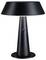 Lampe de table noire avec un socle conique et un grand abat-jour, placée au centre avec la lumière allumée.