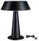 Lampe de table noire, conique, avec un grand abat-jour et un câble USB.