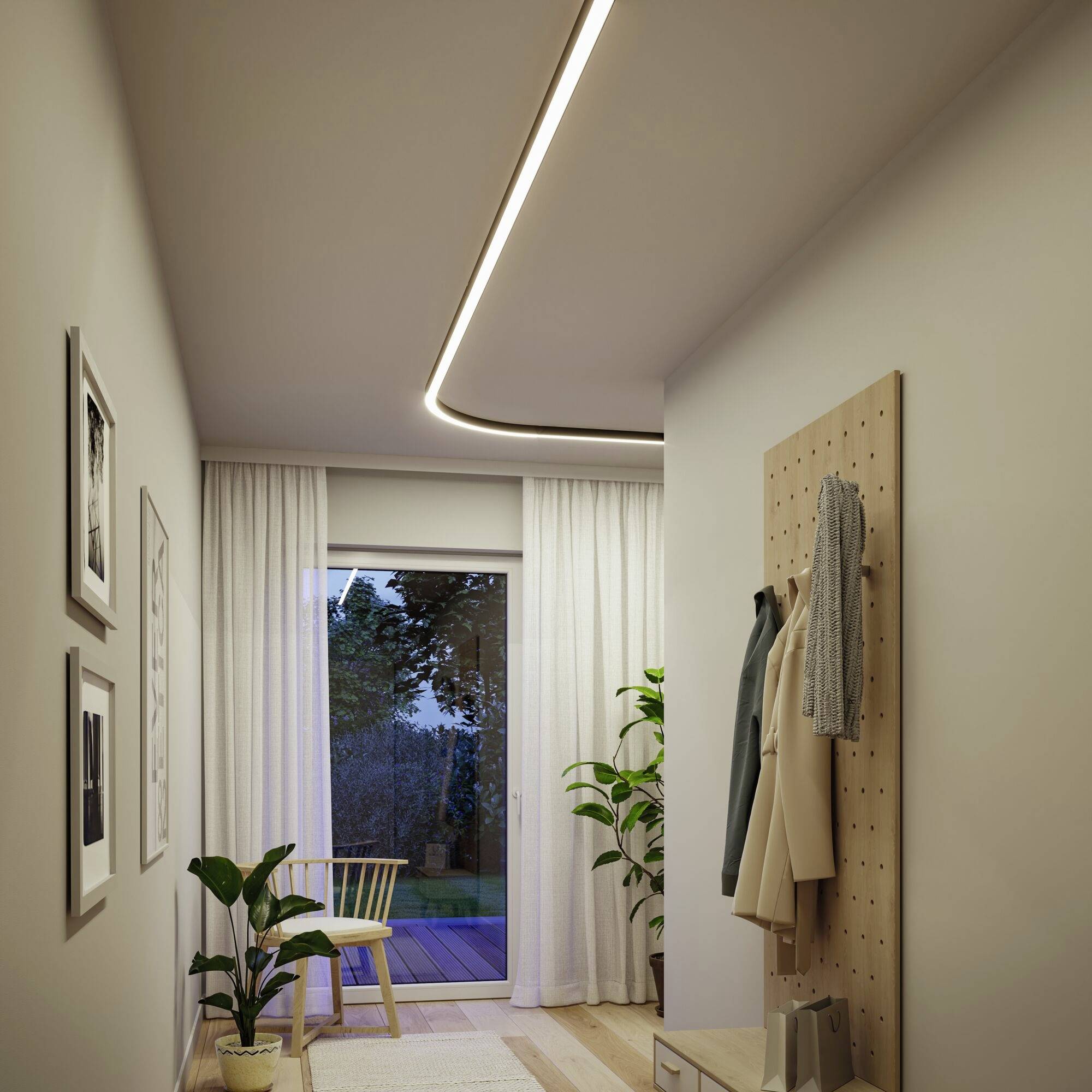 Couloir moderne avec décoration en bois, plantes et tableaux muraux. Une porte vitrée ouverte mène à un jardin. Élégante bande lumineuse au plafond.