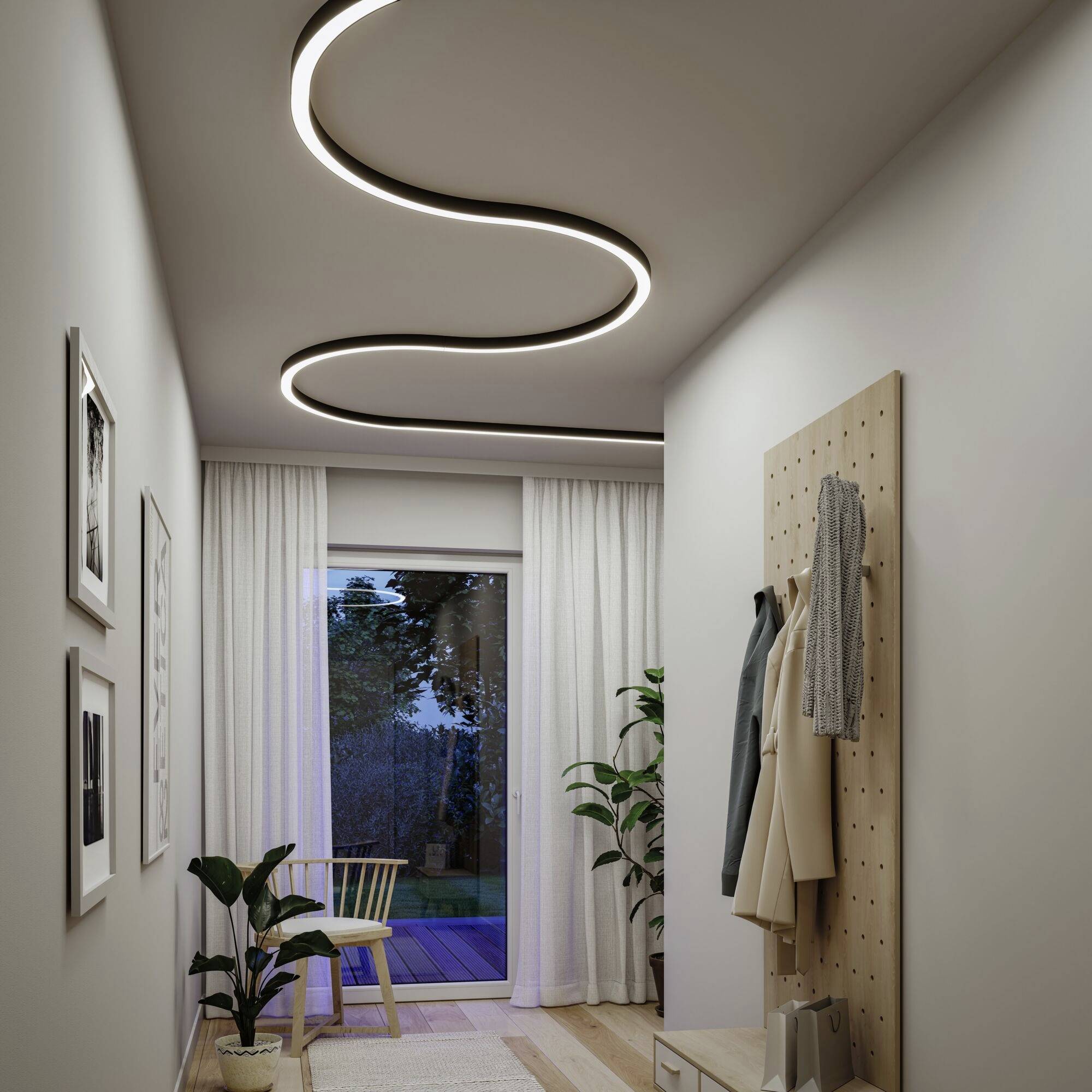Couloir moderne avec un éclairage de plafond LED incurvé, une chaise en bois, des plantes, des rideaux lumineux et un espace dressing avec des vêtements suspendus.