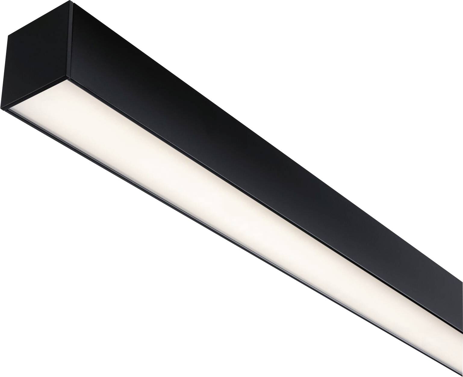 Plafonnier LED linéaire avec boîtier noir. Il diffuse une lumière douce et uniforme. Idéal pour les intérieurs modernes de salon ou de bureau.
