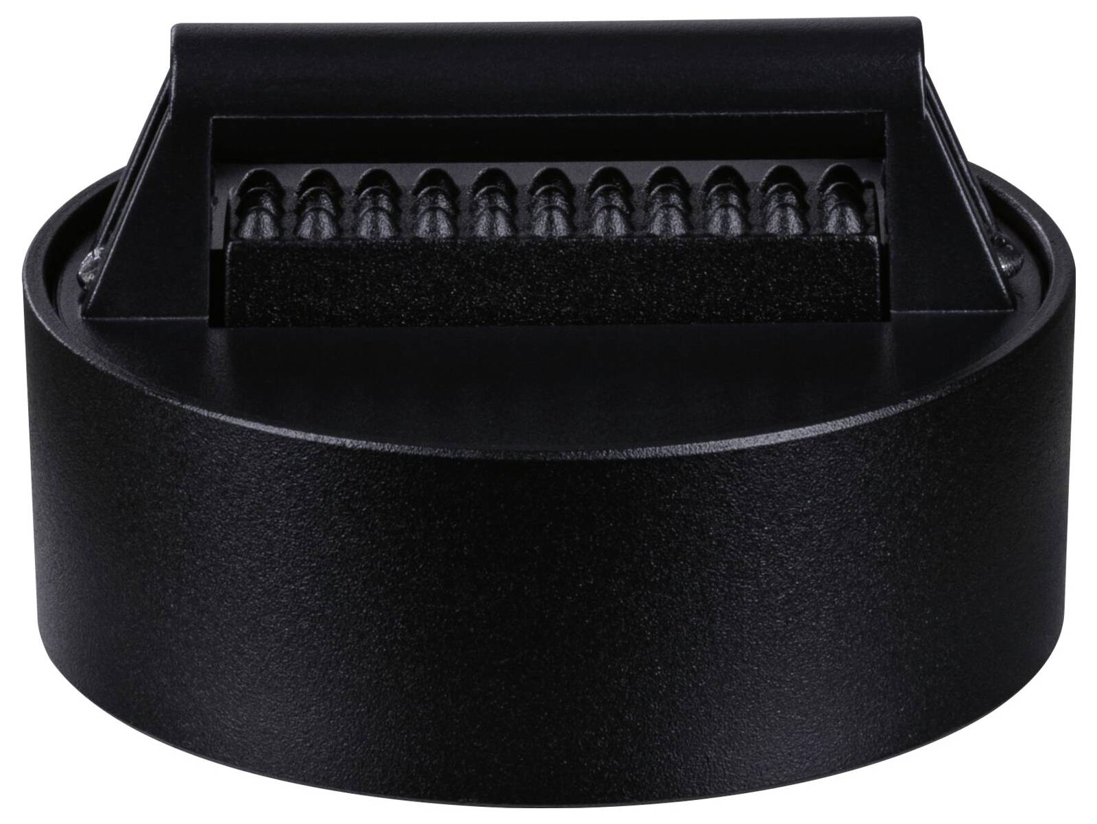 Brosse en plastique noir sur un fond blanc, forme cylindrique, poils visibles de dessus. Contexte d'utilisation non spécifié.