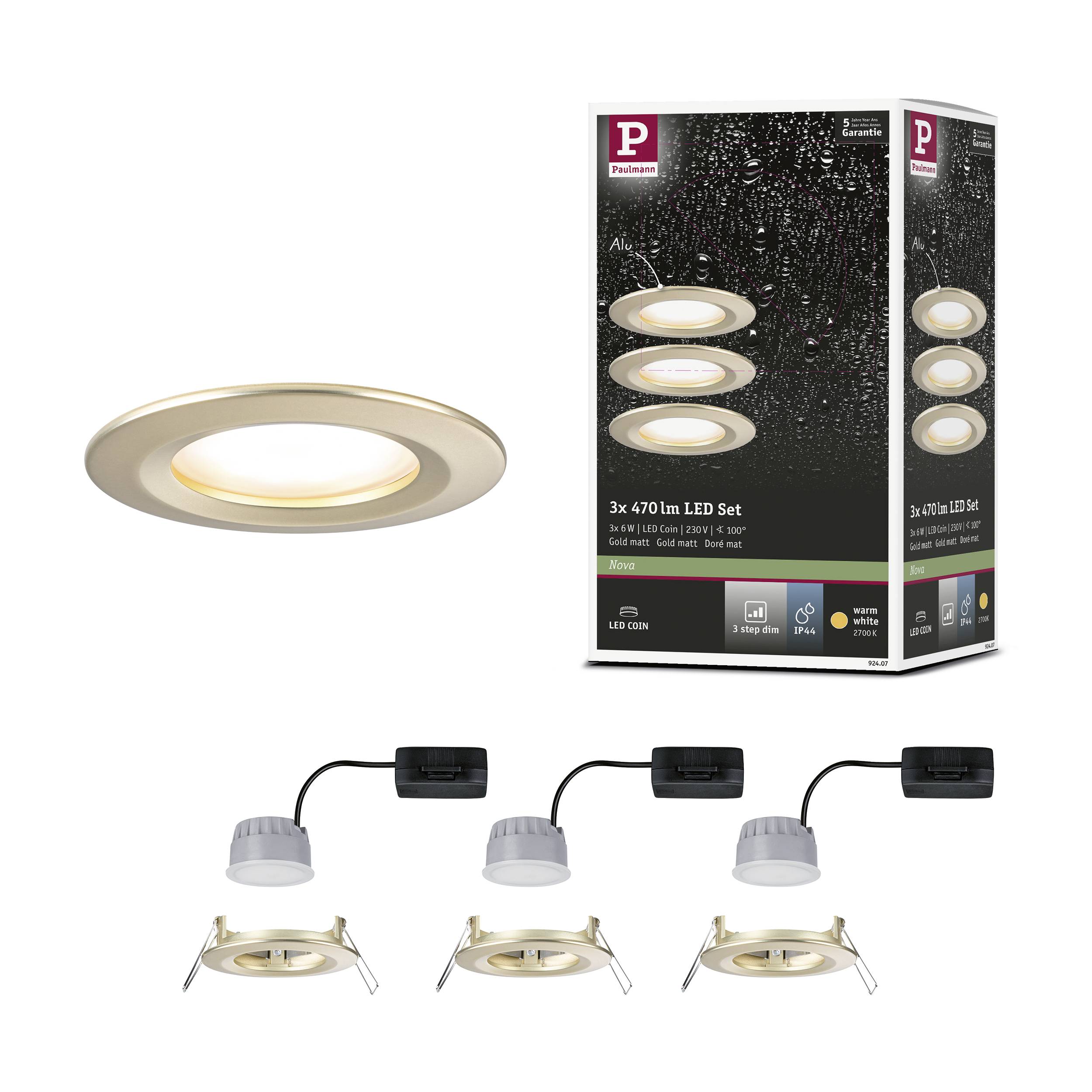 Un ensemble de trois spots encastrables LED ronds, couleur or, avec l'emballage en arrière-plan. Convient pour l'intérieur, 470 lumens.