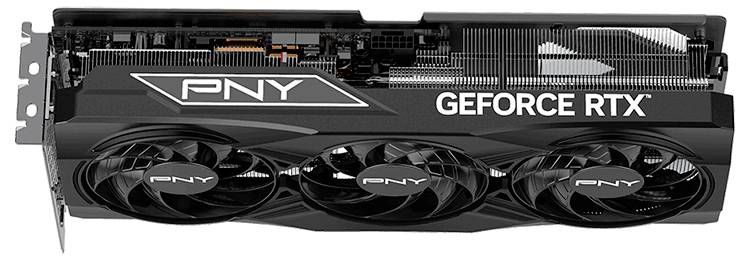Carte graphique PNY GeForce RTX avec trois ventilateurs et des ailettes de refroidissement détaillées, vue latérale. Idéale pour les applications de jeux vidéo et de graphisme.